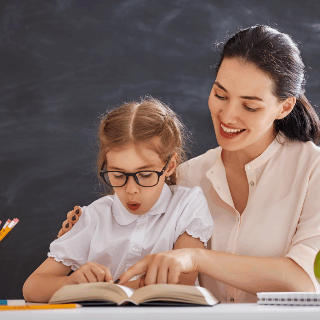 Mutter lernt mit Kind lesen